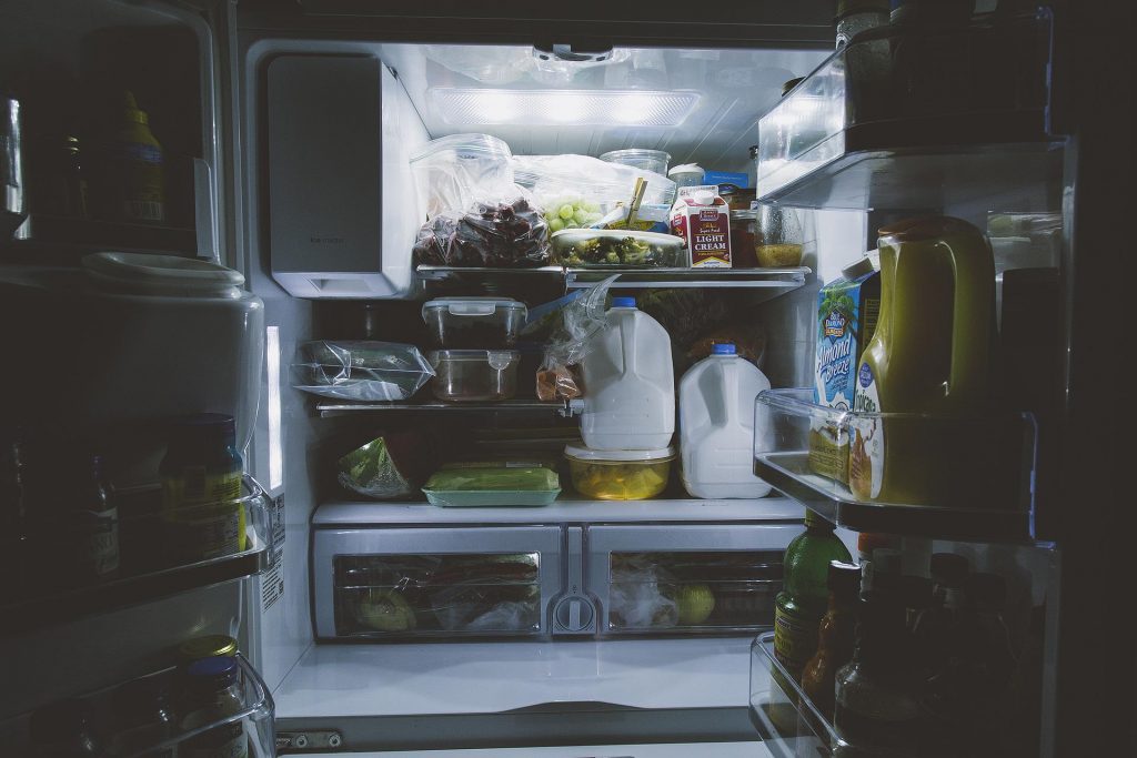 Odpowiednie przechowywanie żywności w lodówce.