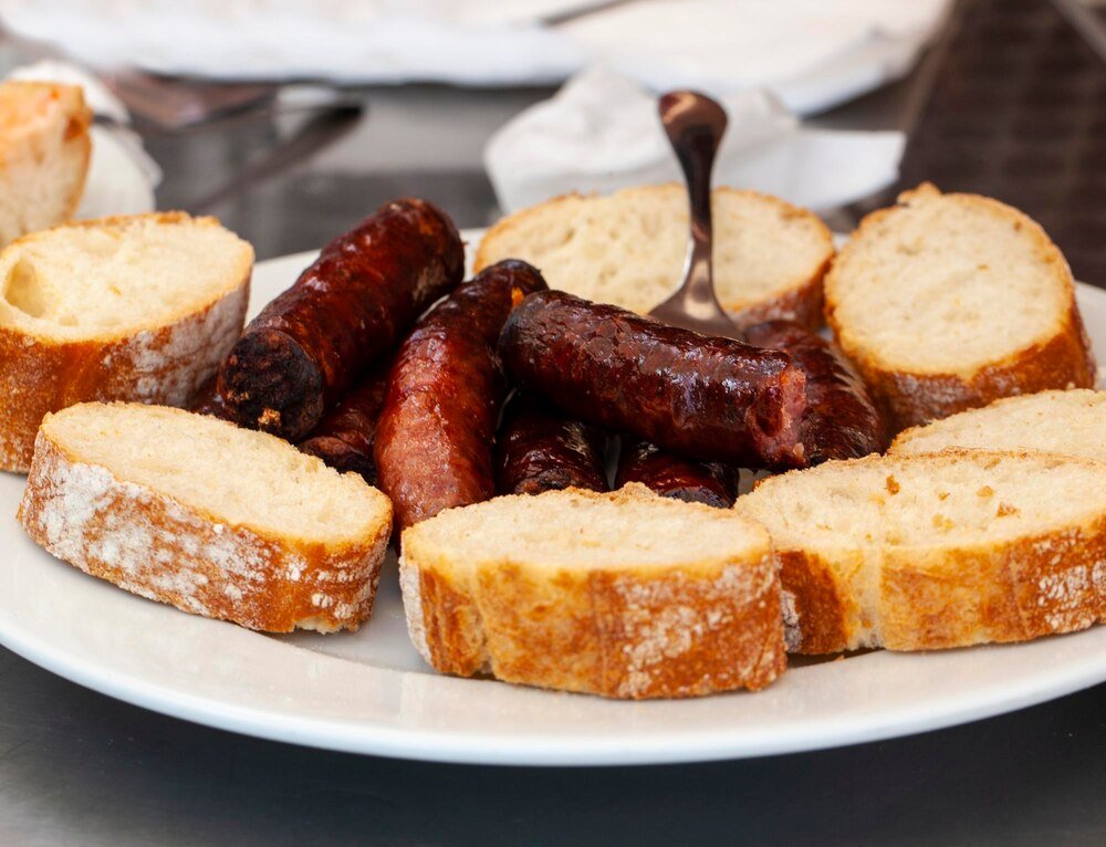 Hiszpańskie tapas kanapeczki na bazie chorizo – 3 pyszne przepisy