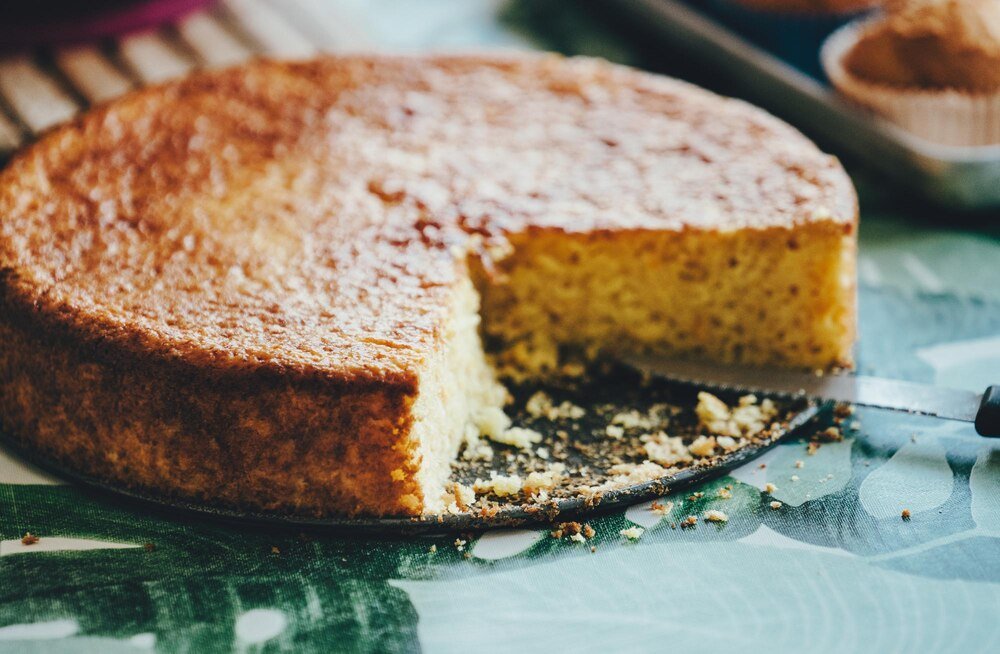 Wilgotna babka bezglutenowa na oleju z lukrem malinowym